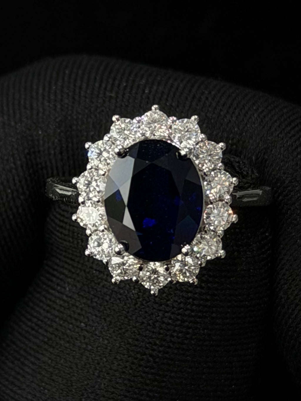 Anillo Diana de Plata con Moissanita y Zafiro Lab
