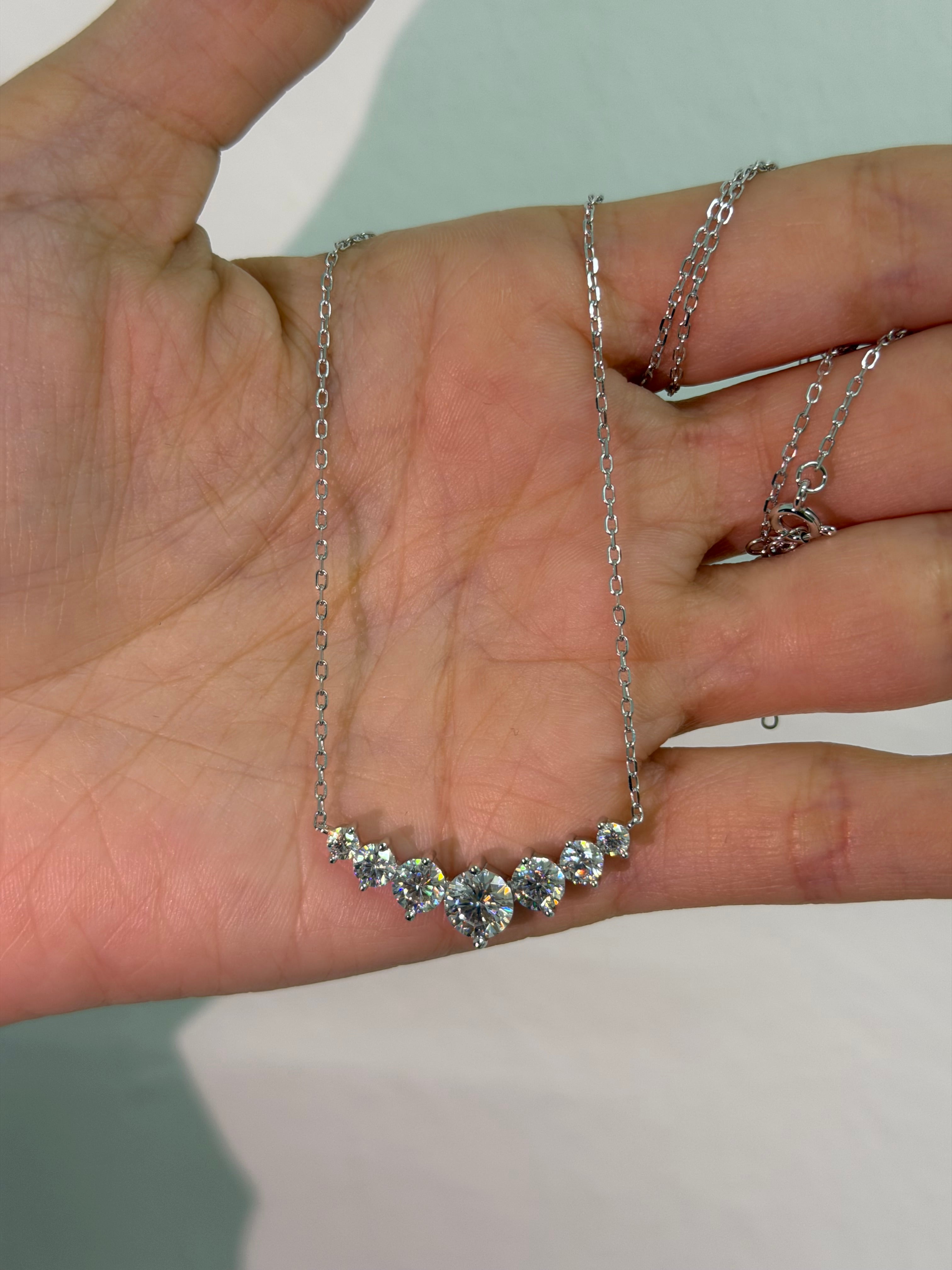 Collar Graduado V de Plata con Moissanita 2.8ct