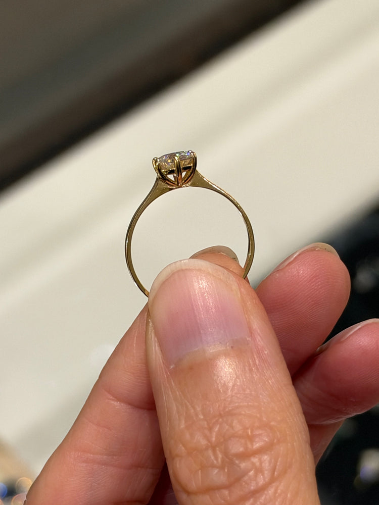 Anillo Solitario de Oro Italiano 10k con Moissanita Redonda