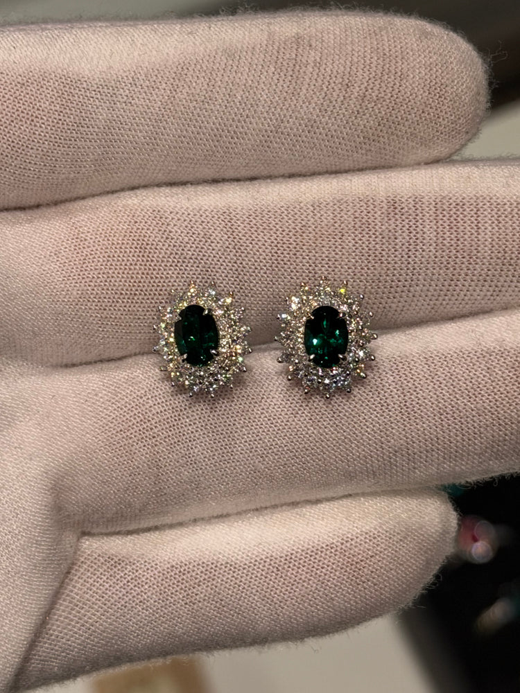 Aretes de Plata con Esmeralda Lab Oval y doble Halo de Moissanitas