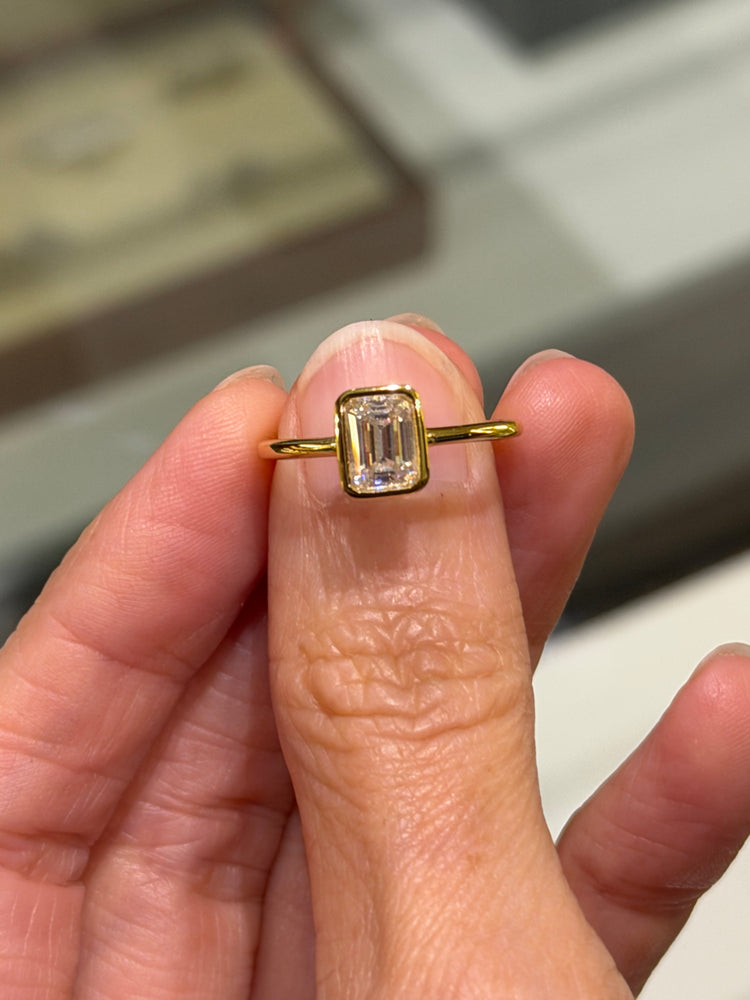 Anillo Solitario Biselado de Plata con Moissanita Esmeralda de 1ct y Baño de Oro