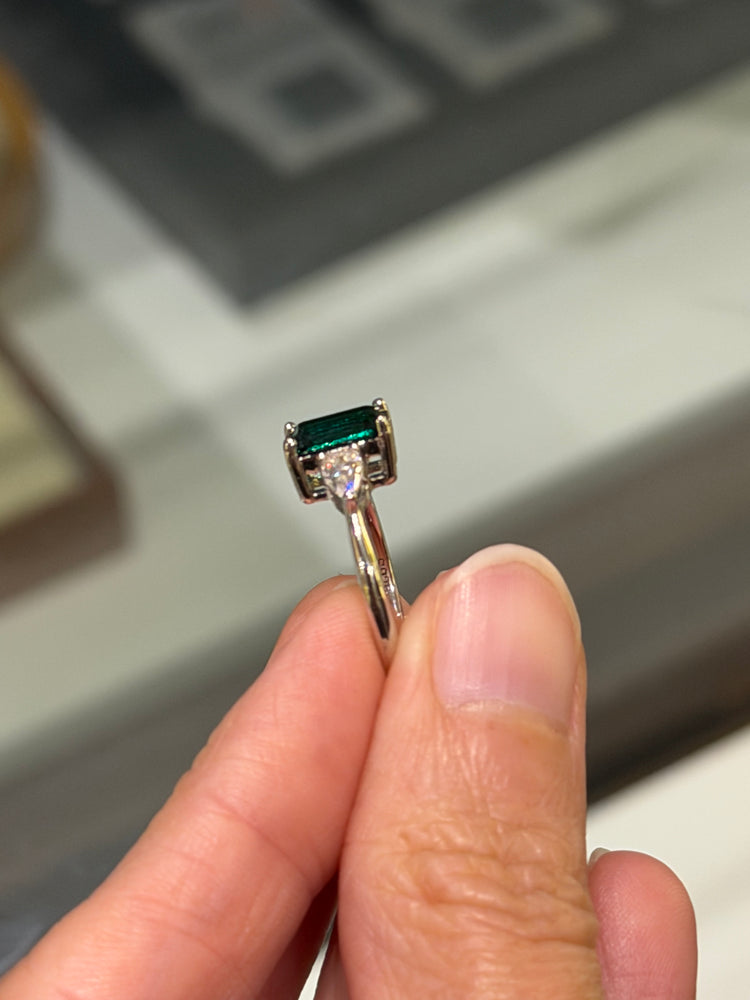 Anillo de Plata con Esmeralda Lab y dos Moissanita Pera