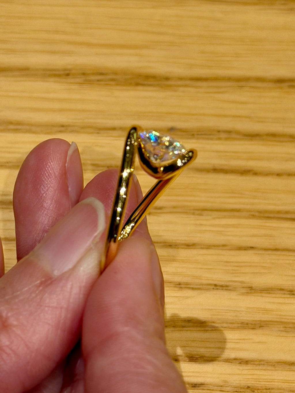 Anillo Solitario Flotante de Plata con Moissanita de 2ct Baño de Oro