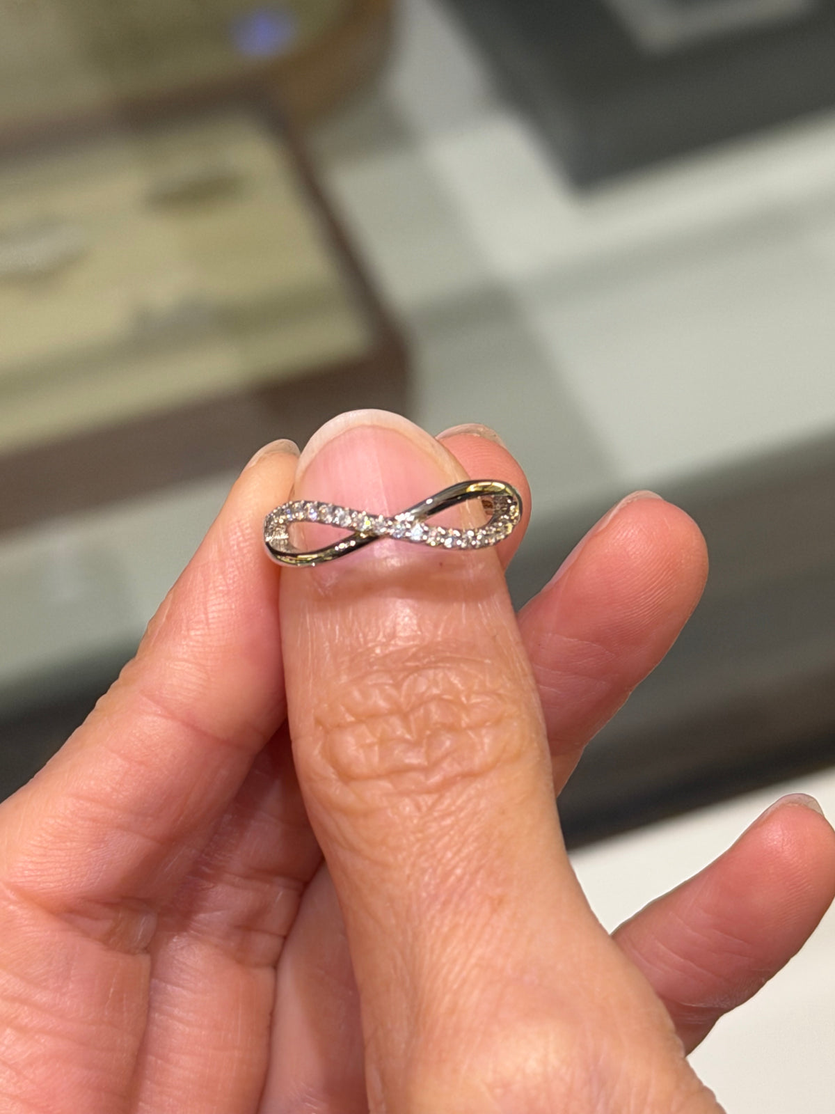Anillo Infinito de Plata con Moissanitas
