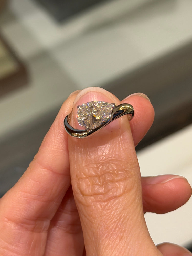 Anillo Ondulado de Plata con Moissanita Pera de 2ct