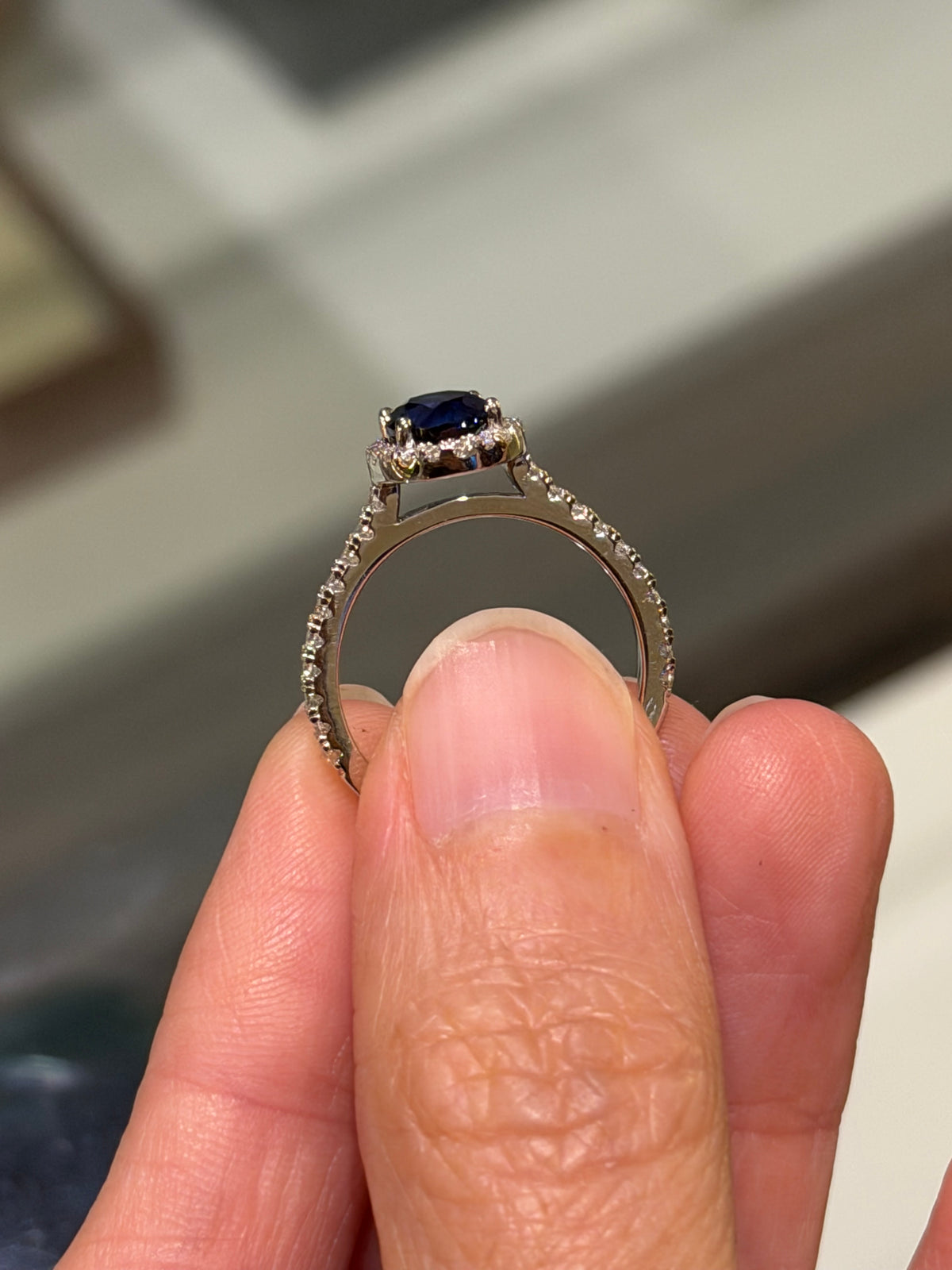 Anillo de Plata con Zafiro Lab y
Halo de Moissanitas