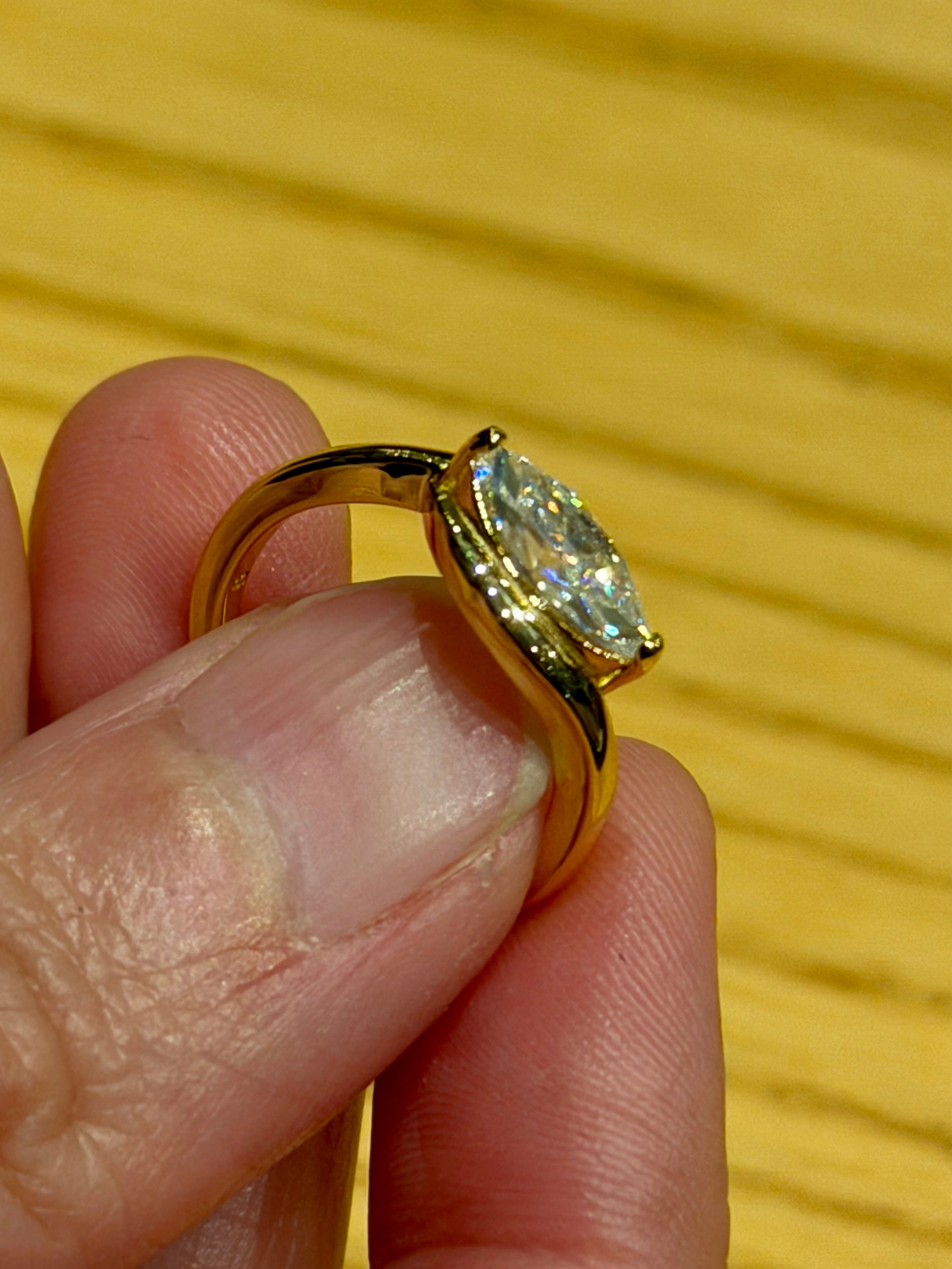 Anillo Solitario Custodia Marquise de Plata con Moissanita 1ct y baño de Oro