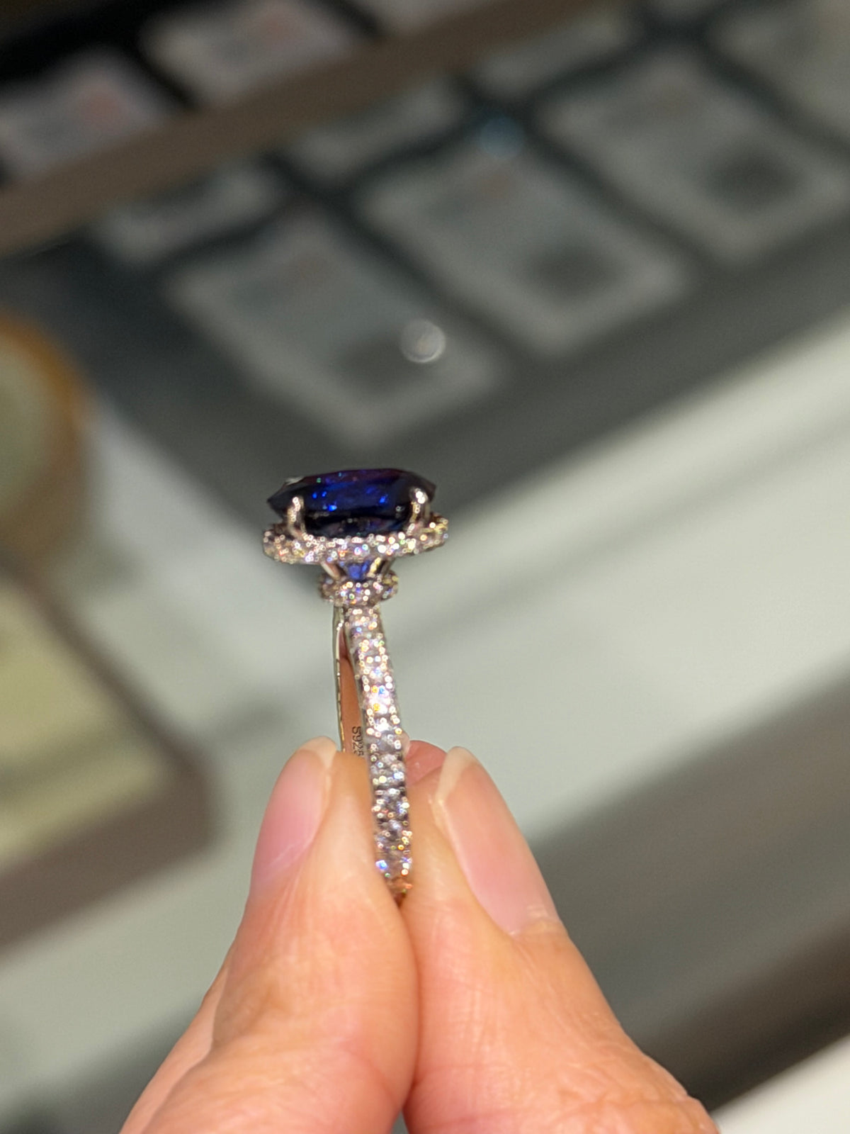 Anillo Emperatriz de Plata con
Moissanitas y Zafiro Lab Oval