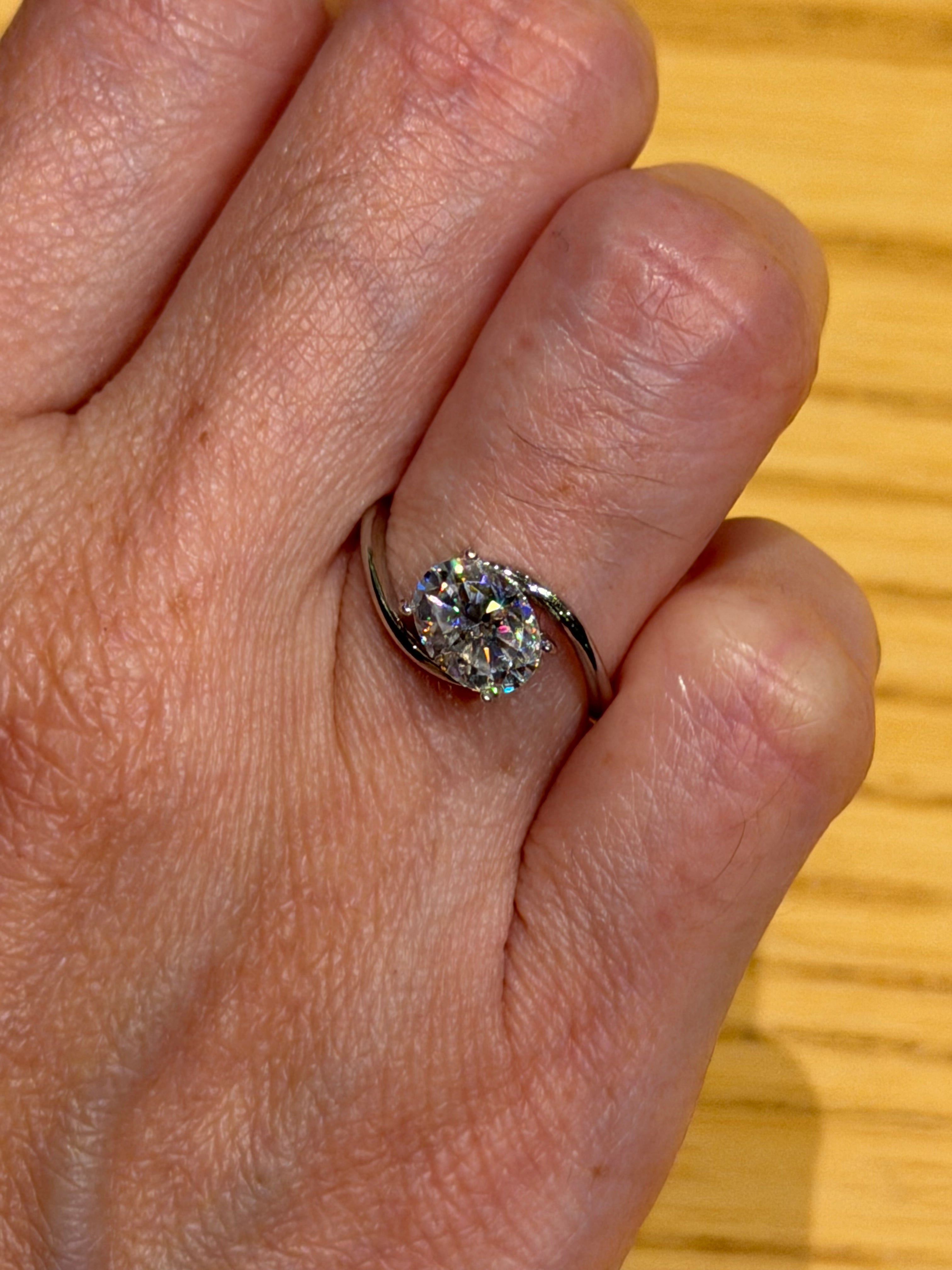 Anillo Abrazo de Plata con Moissanita Oval 1.5ct