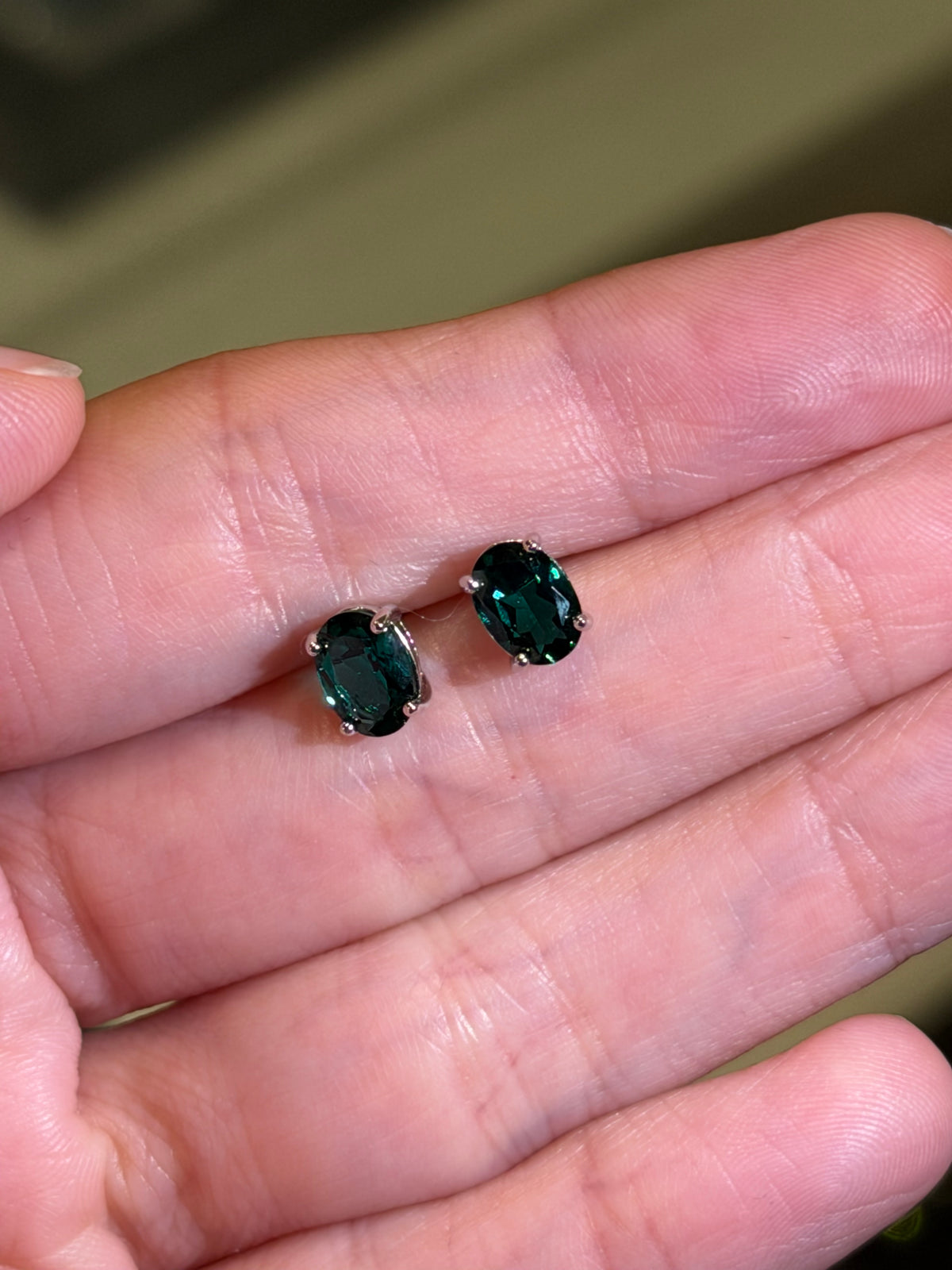Aretes de Plata con Esmeraldas Lab corte Oval