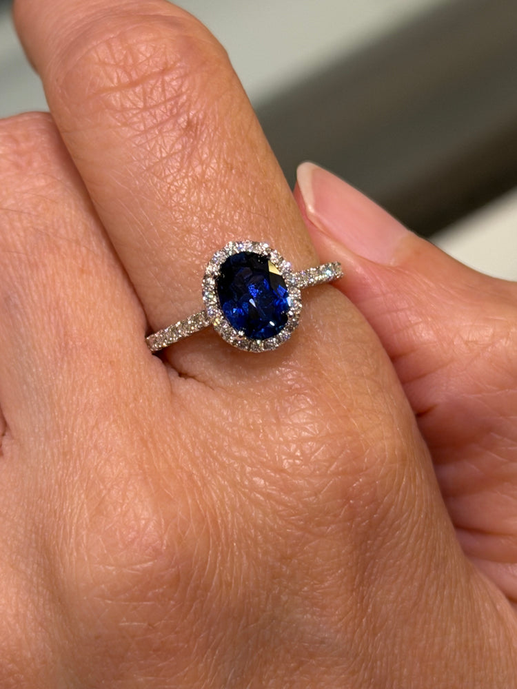 Anillo de Plata con Zafiro Lab y
Halo de Moissanitas