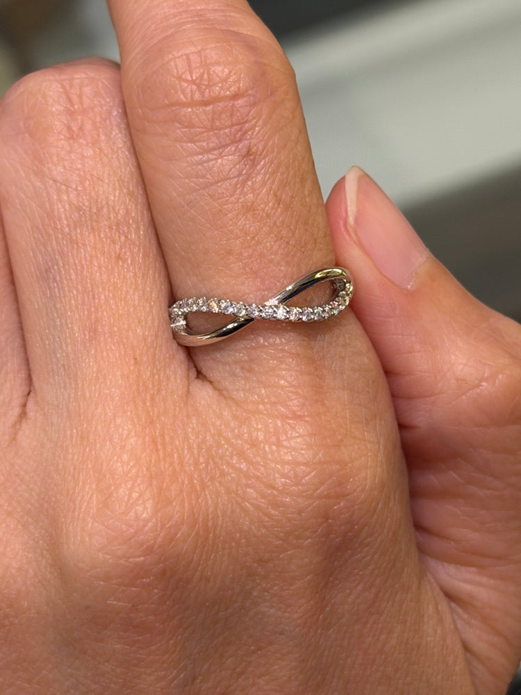 Anillo Infinito de Plata con Moissanitas