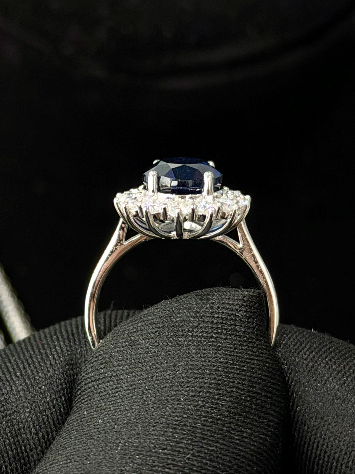 Anillo Diana de Plata con Moissanita y Zafiro Lab