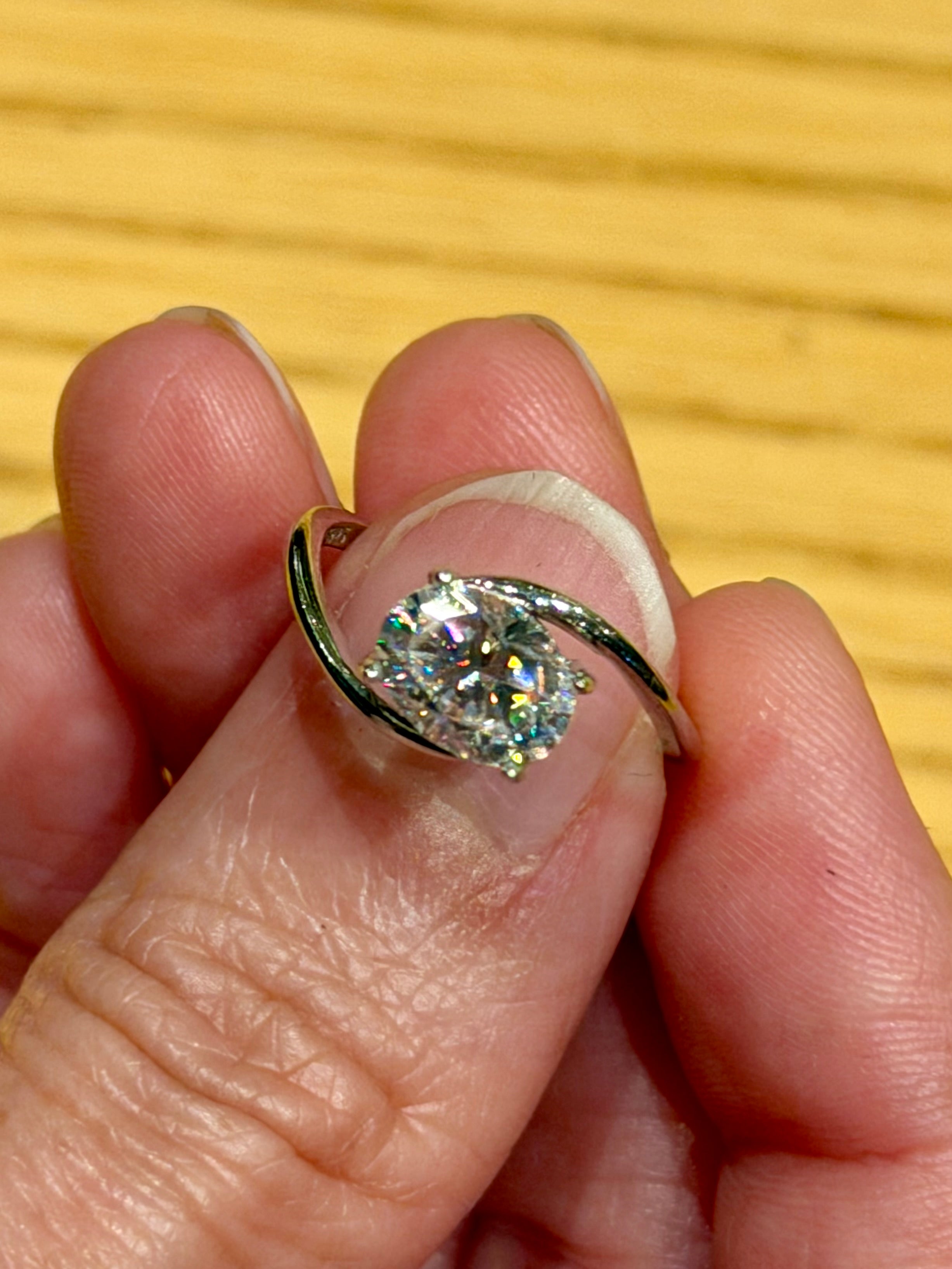 Anillo Abrazo de Plata con Moissanita Oval 1.5ct