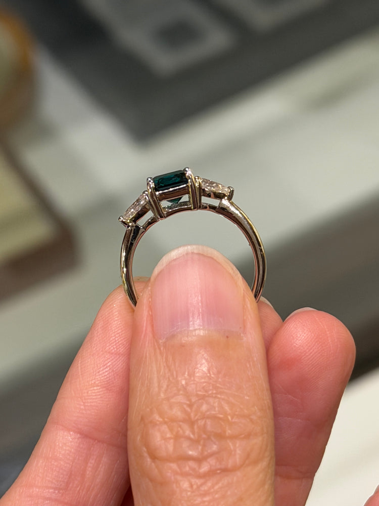 Anillo de Plata con Esmeralda Lab y dos Moissanita Pera