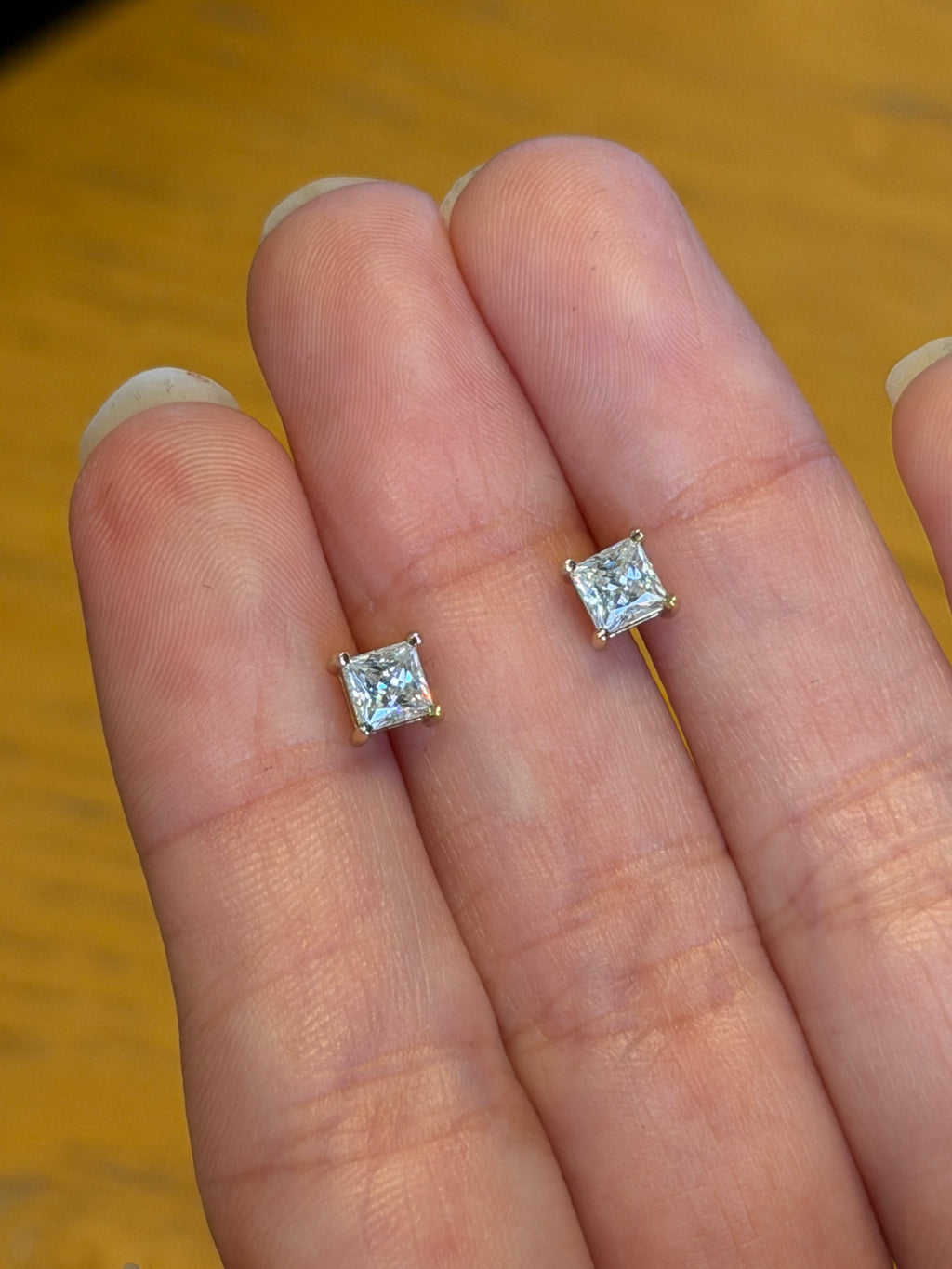 Aretes Princesa de Plata con Moissanita 4mm