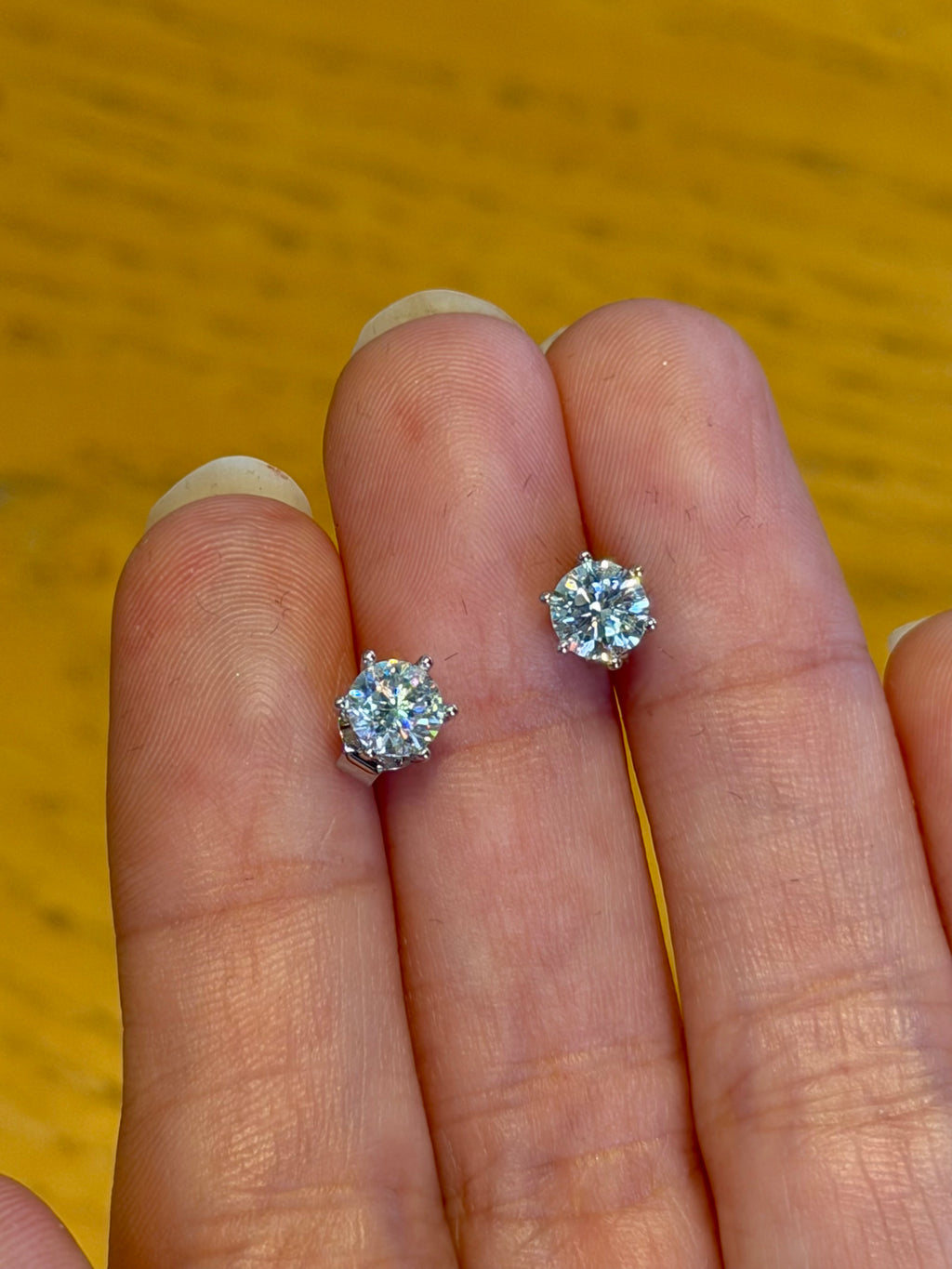 Aretes Solitarios de Plata con Moissanita 0.5ct-1.5ct