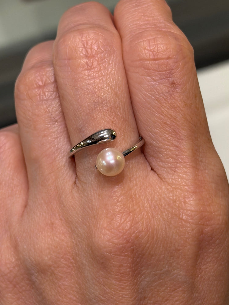 Anillo Mew de Plata con Perla de Rio