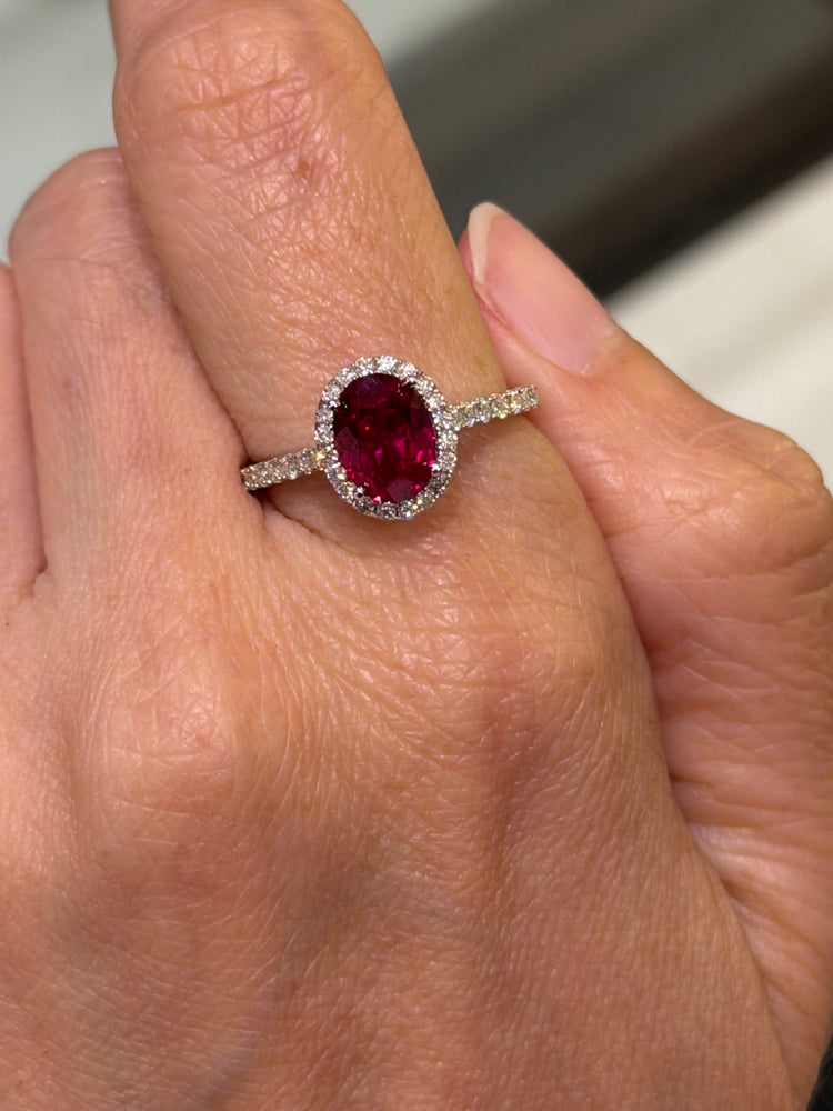 Anillo de Plata con Rubí Lab y Halo de Moissanitas