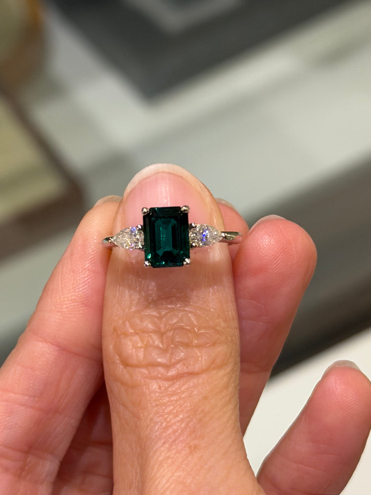 Anillo de Plata con Esmeralda Lab y dos Moissanita Pera
