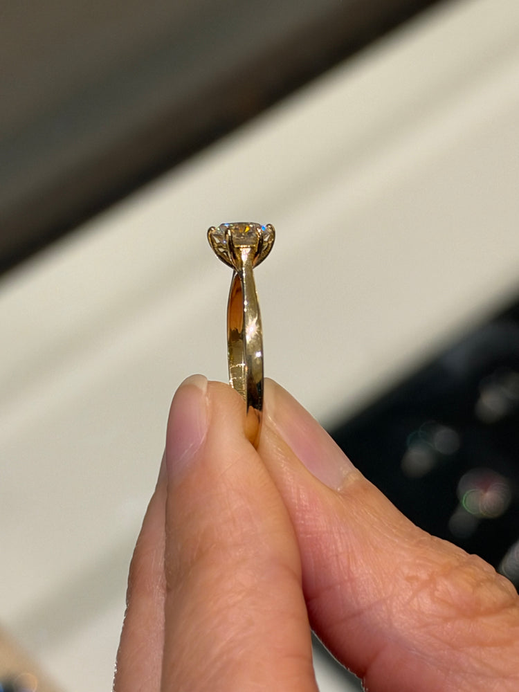 Anillo Solitario de Oro Italiano 10k con Moissanita Redonda
