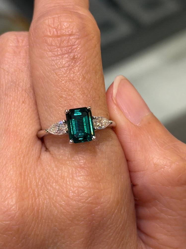Anillo de Plata con Esmeralda Lab y dos Moissanita Pera