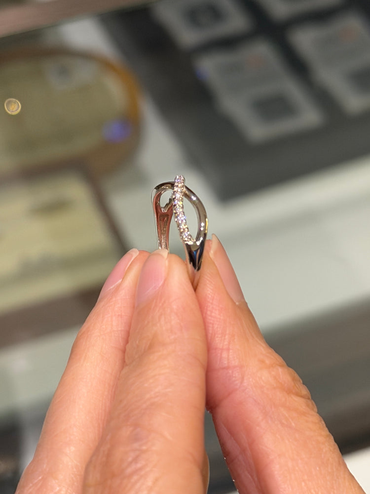 Anillo Infinito de Plata con Moissanitas