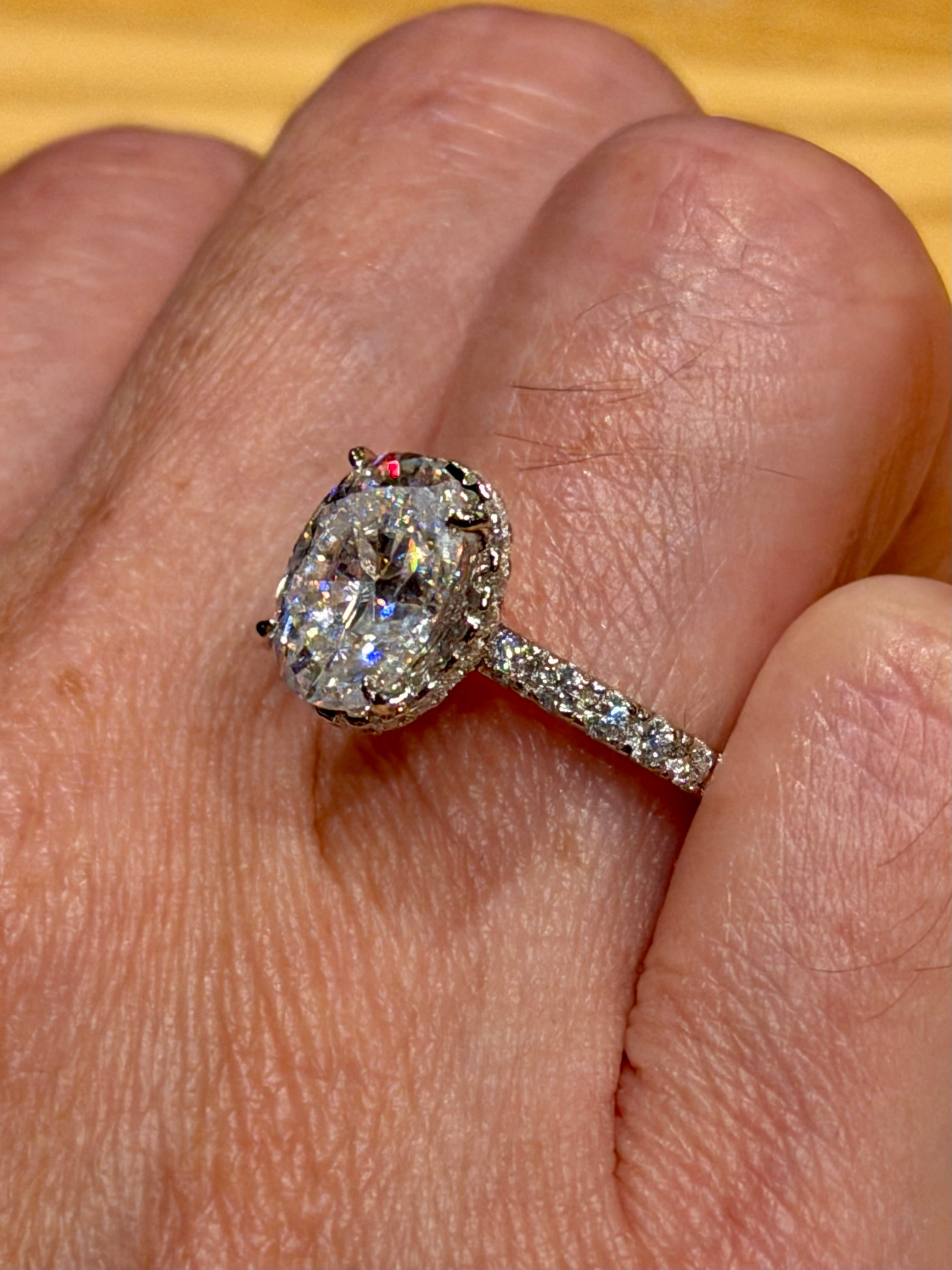 Anillo Emperatriz de Plata con Moissanita Oval de 2.5ct
