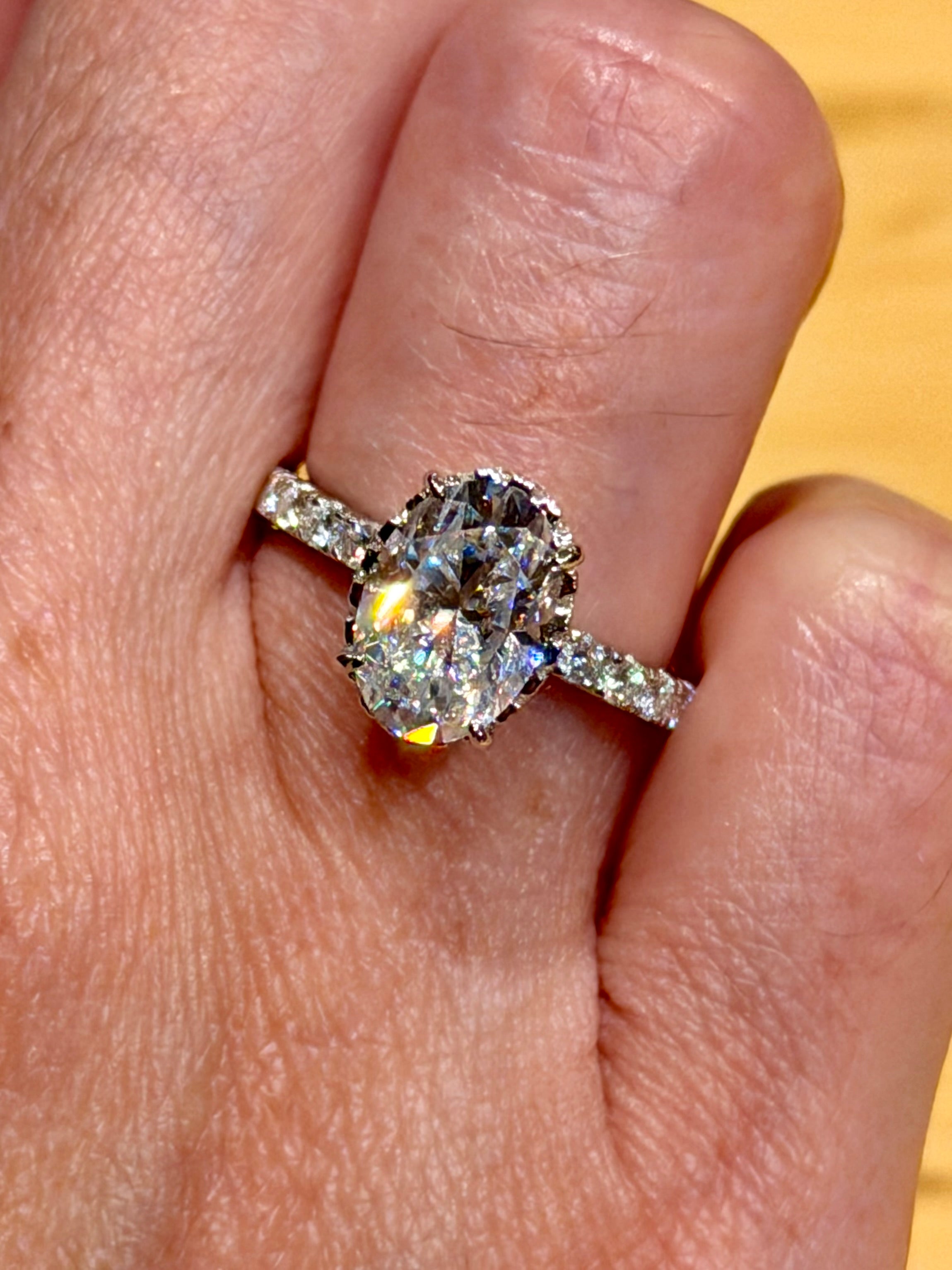 Anillo Emperatriz de Plata con Moissanita Oval de 2.5ct
