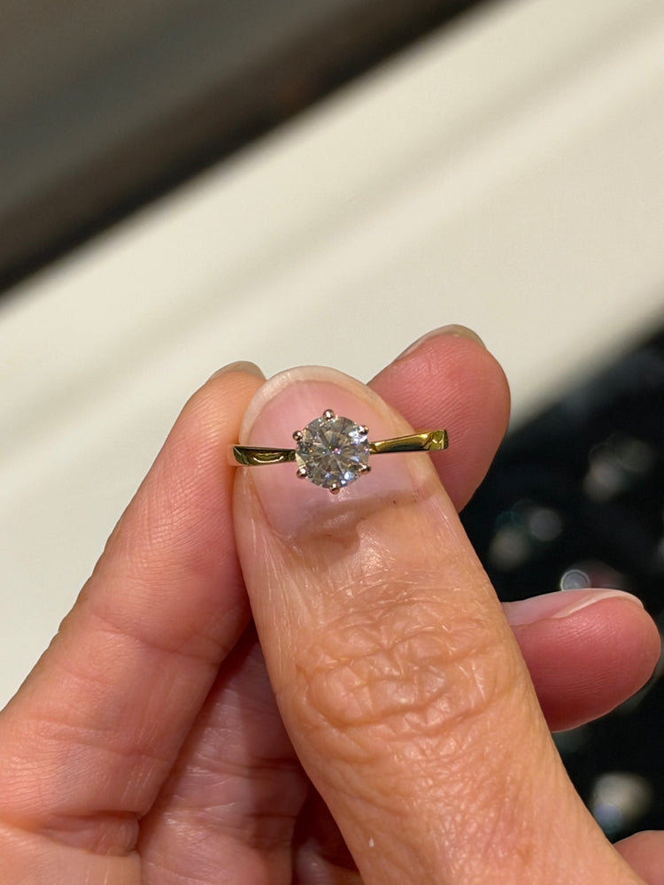 Anillo Solitario de Oro Italiano 10k con Moissanita Redonda