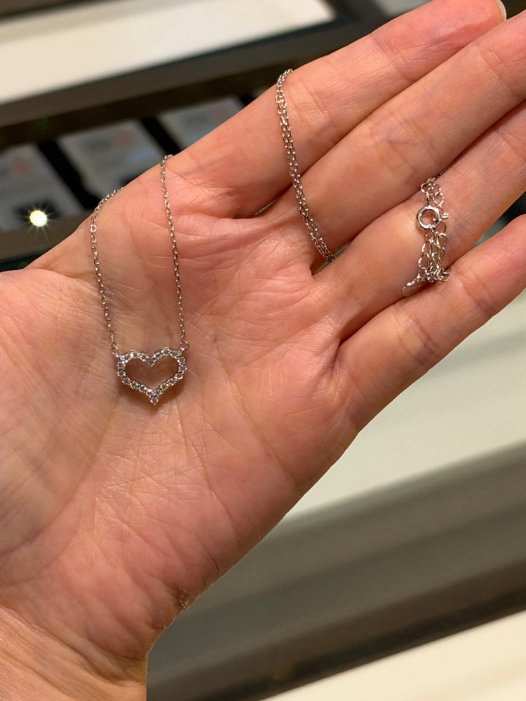 Collar de Silueta de Corazón de Plata con Moissanitas