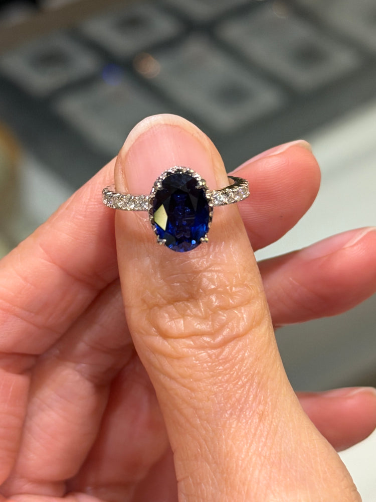 Anillo Emperatriz de Plata con
Moissanitas y Zafiro Lab Oval