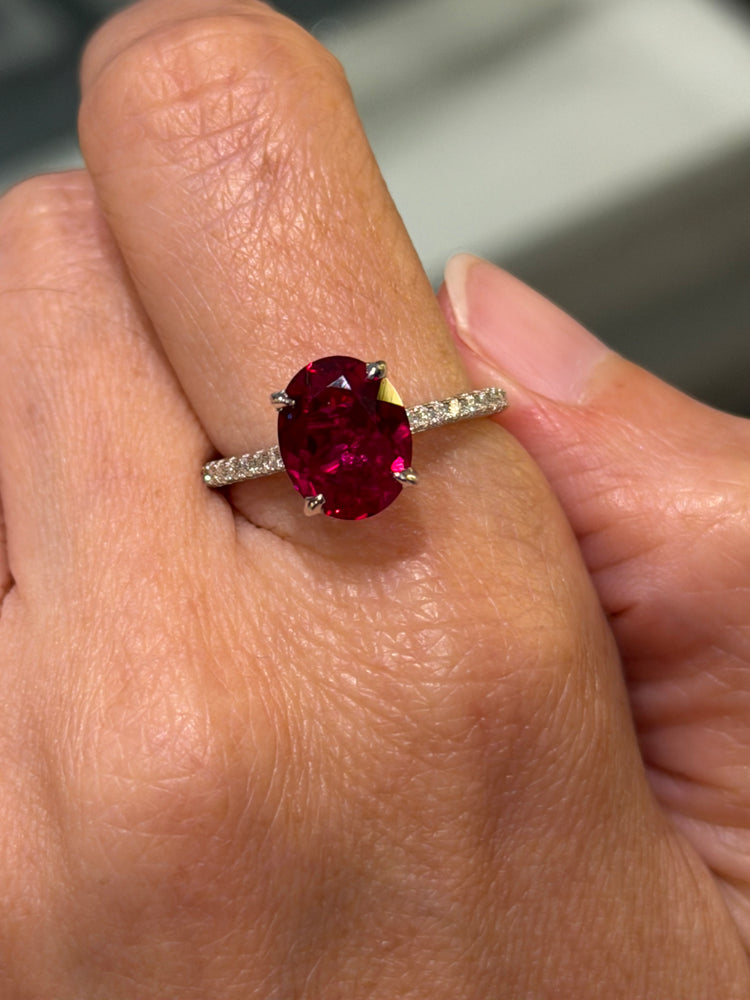 Anillo Imperial de Plata con Moissanitas y Rubí Lab