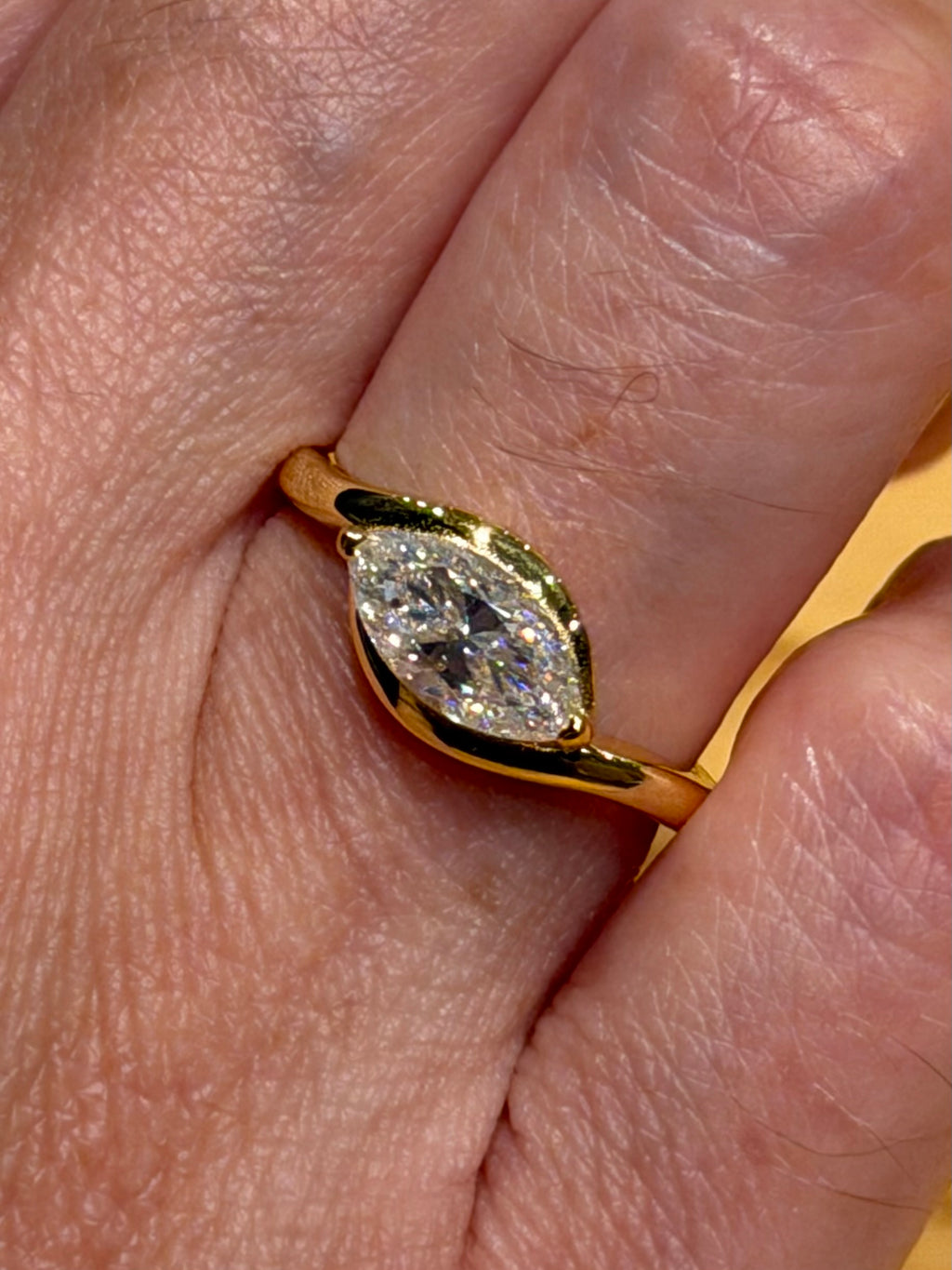 Anillo Solitario Custodia Marquise de Plata con Moissanita 1ct y baño de Oro