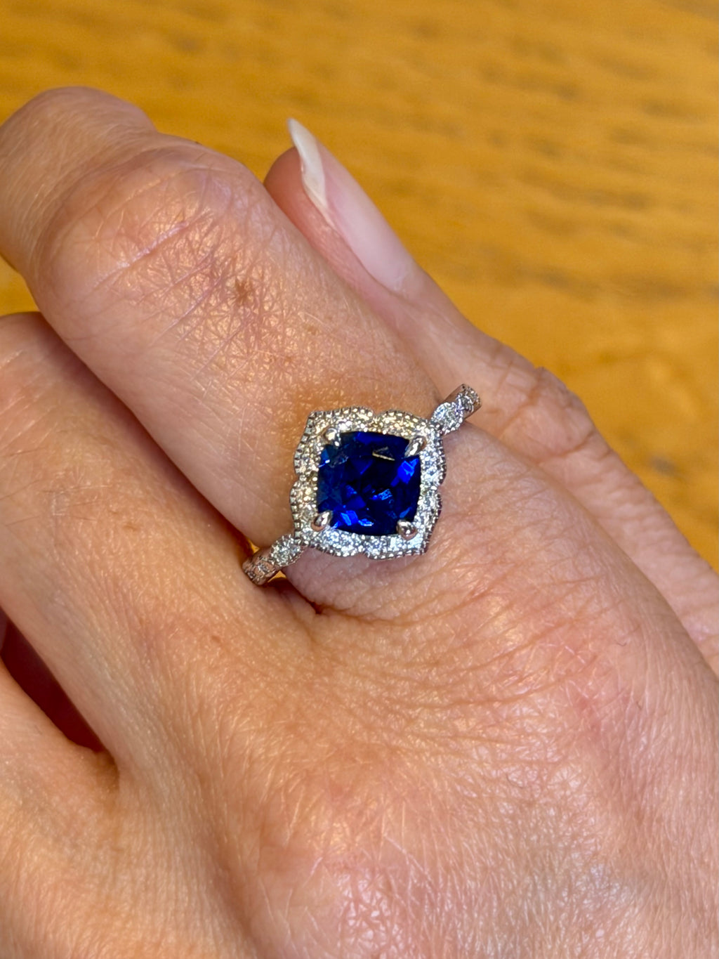 Anillo Rombo de Plata con Zafiro lab y Moissanitas
