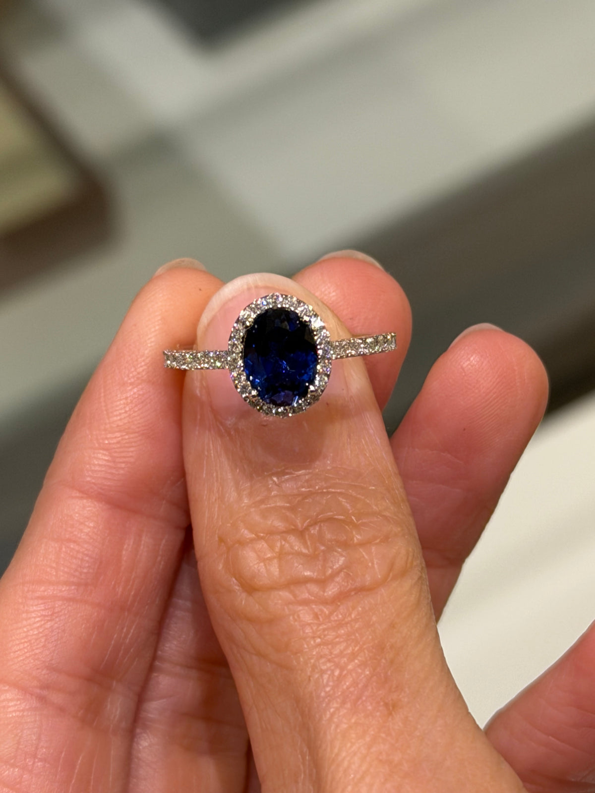 Anillo de Plata con Zafiro Lab y
Halo de Moissanitas