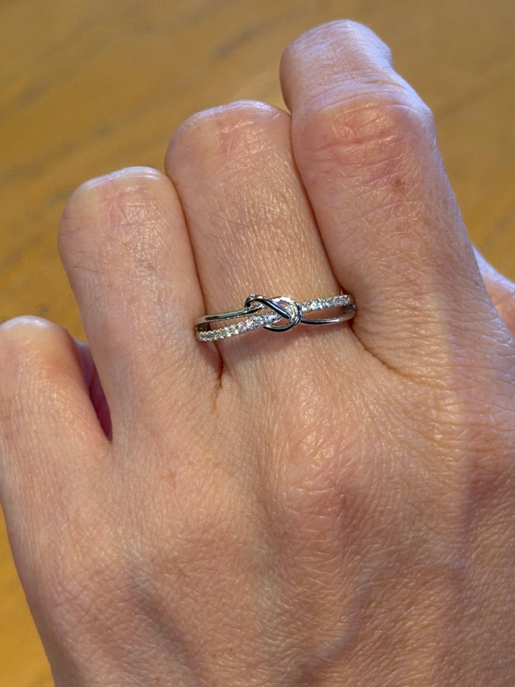Anillo Nudo de Plata con Moissanita