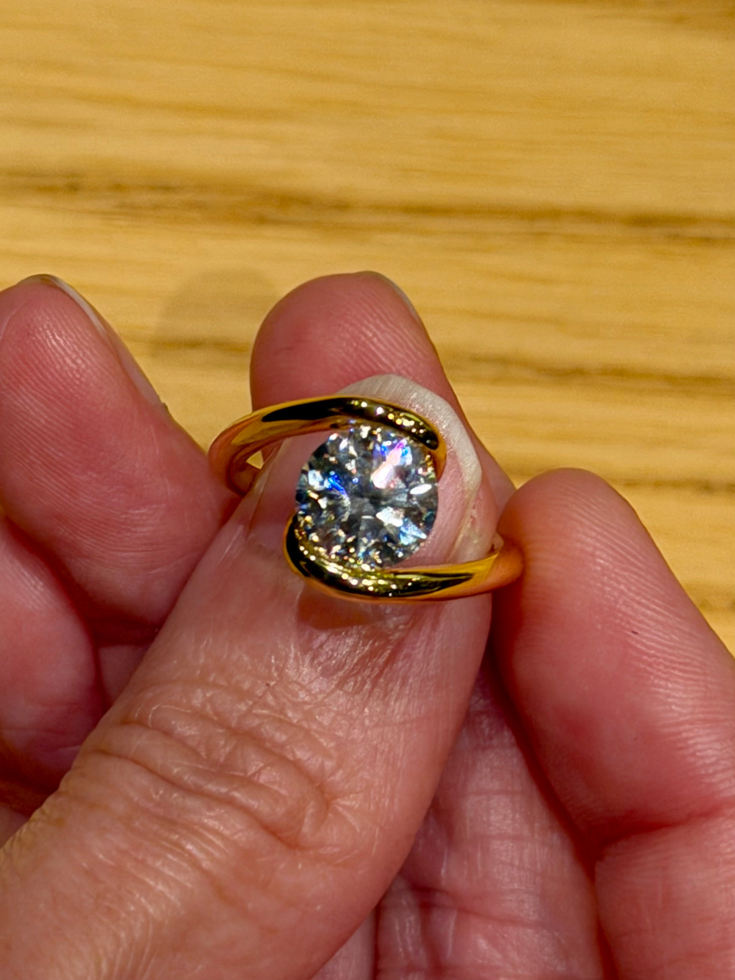 Anillo Solitario Flotante de Plata con Moissanita de 2ct Baño de Oro