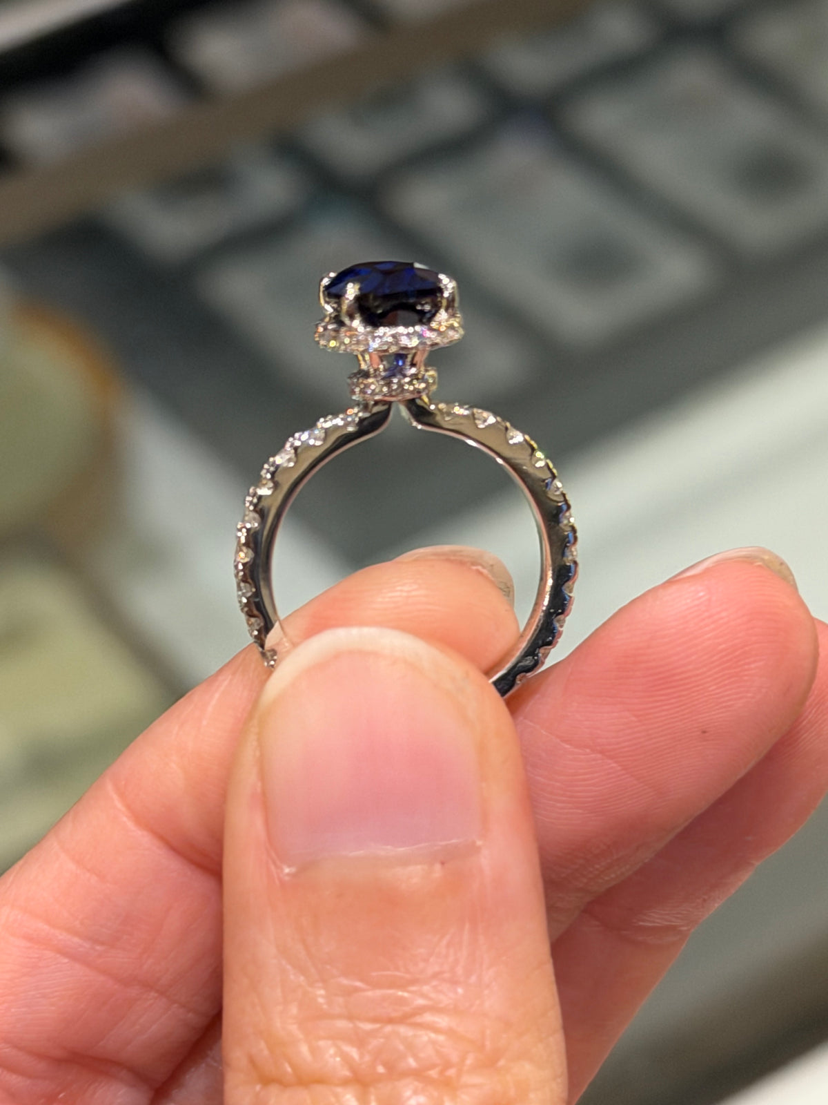 Anillo Emperatriz de Plata con
Moissanitas y Zafiro Lab Oval
