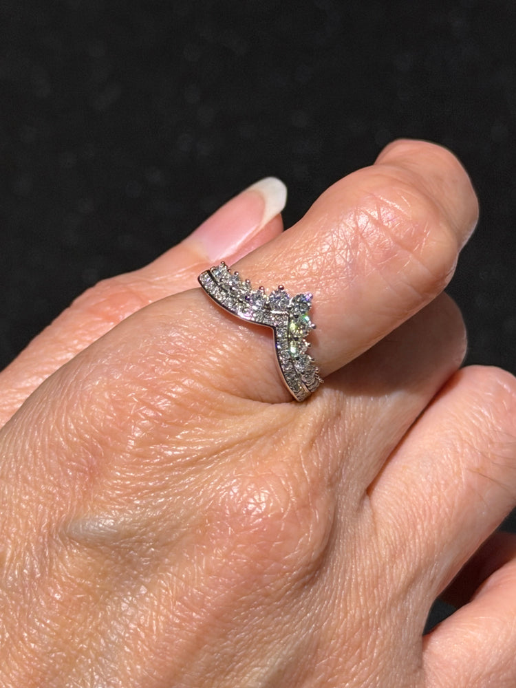 Anillo de Corona en V de Plata con Moissanitas