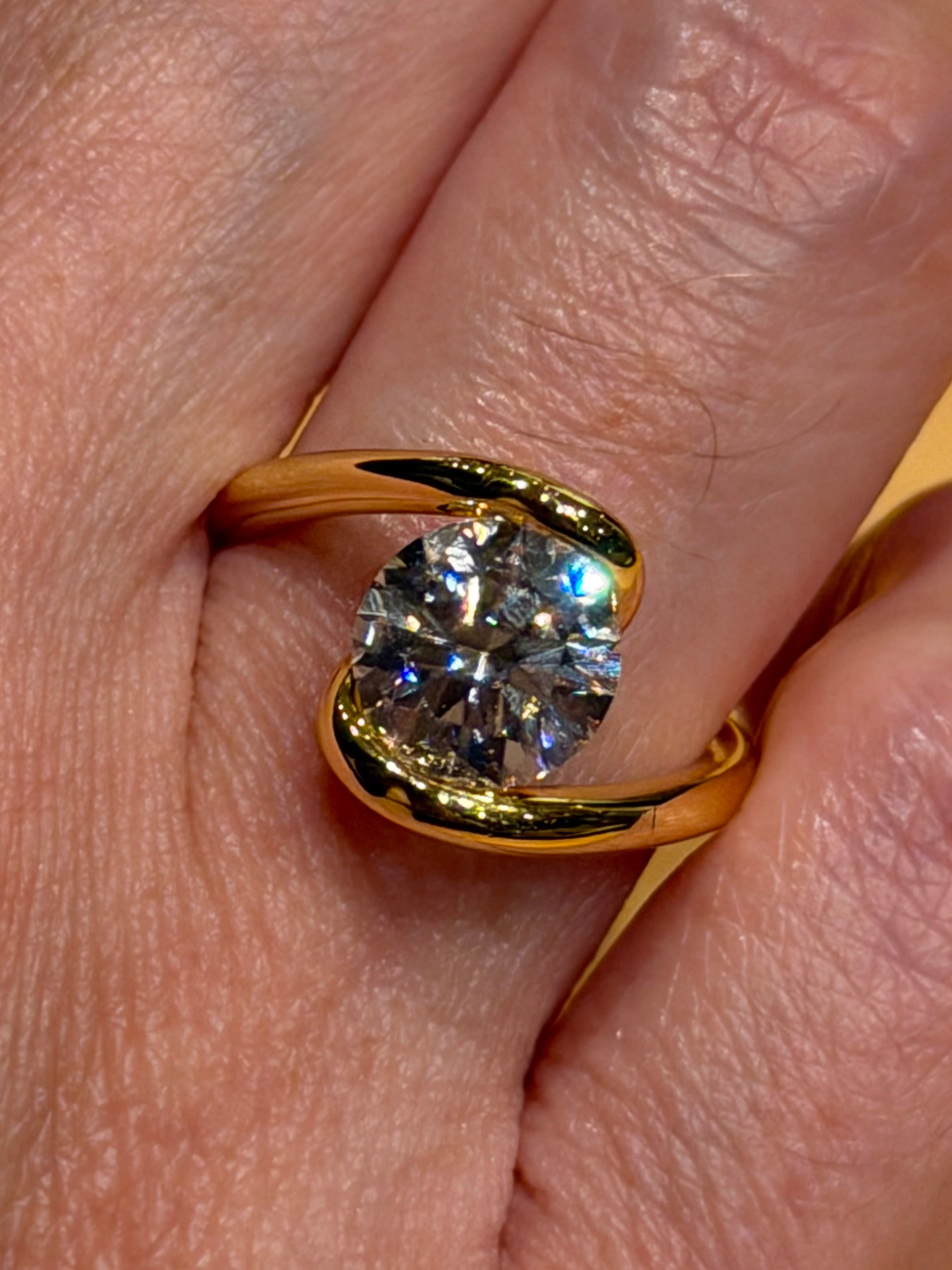 Anillo Solitario Flotante de Plata con Moissanita de 2ct Baño de Oro