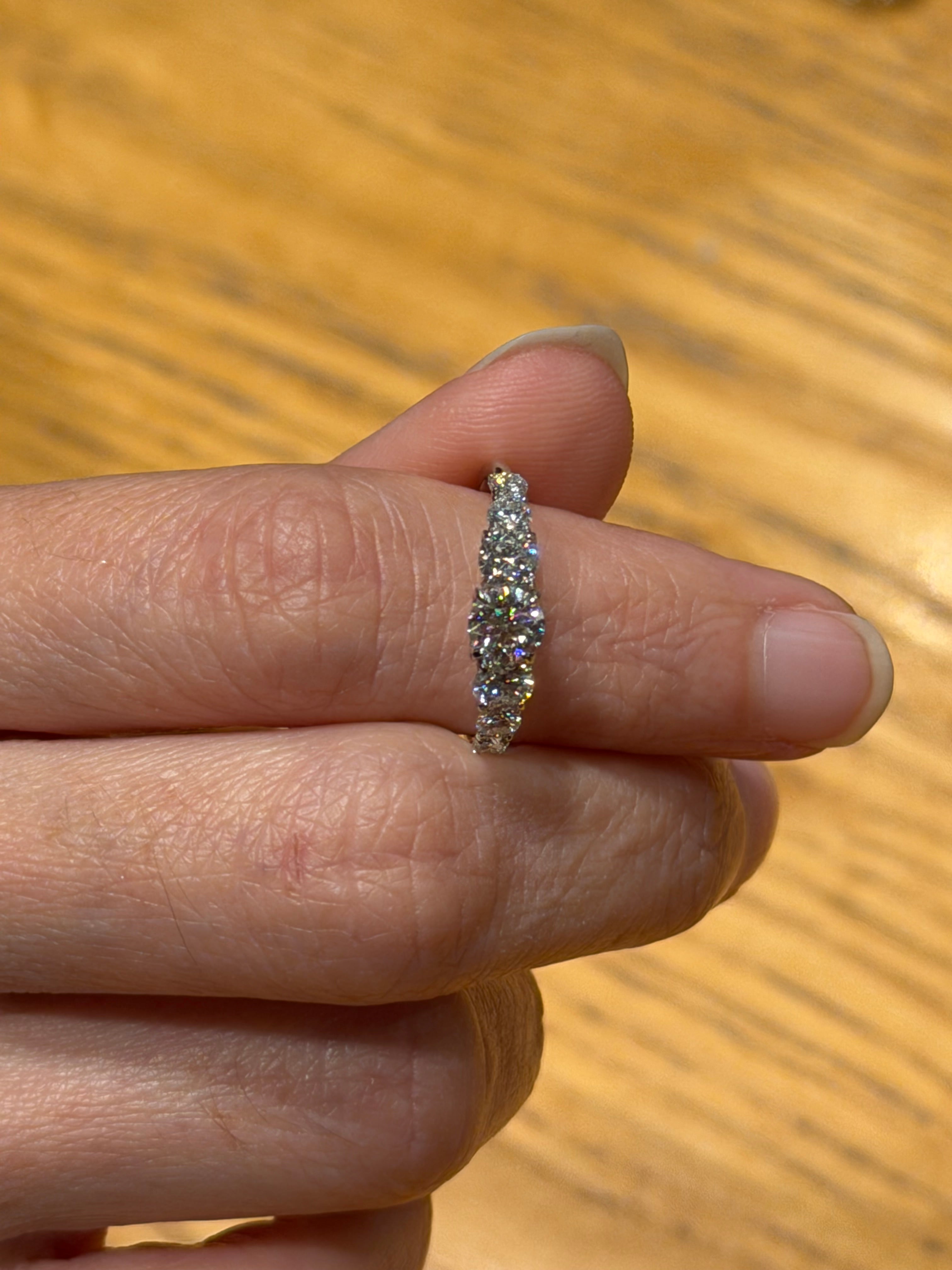 Anillo Graduado de Plata con Moissanita 1.36ct