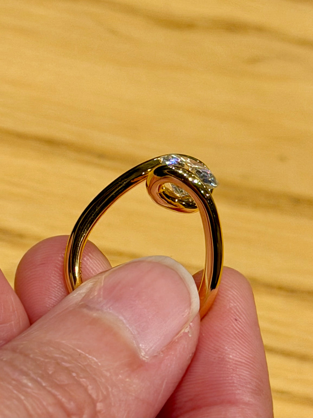 Anillo Solitario Flotante de Plata con Moissanita de 2ct Baño de Oro