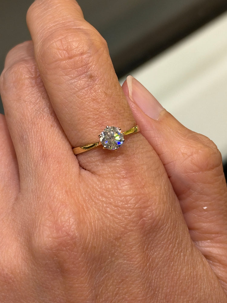 Anillo Solitario de Oro Italiano 10k con Moissanita Redonda