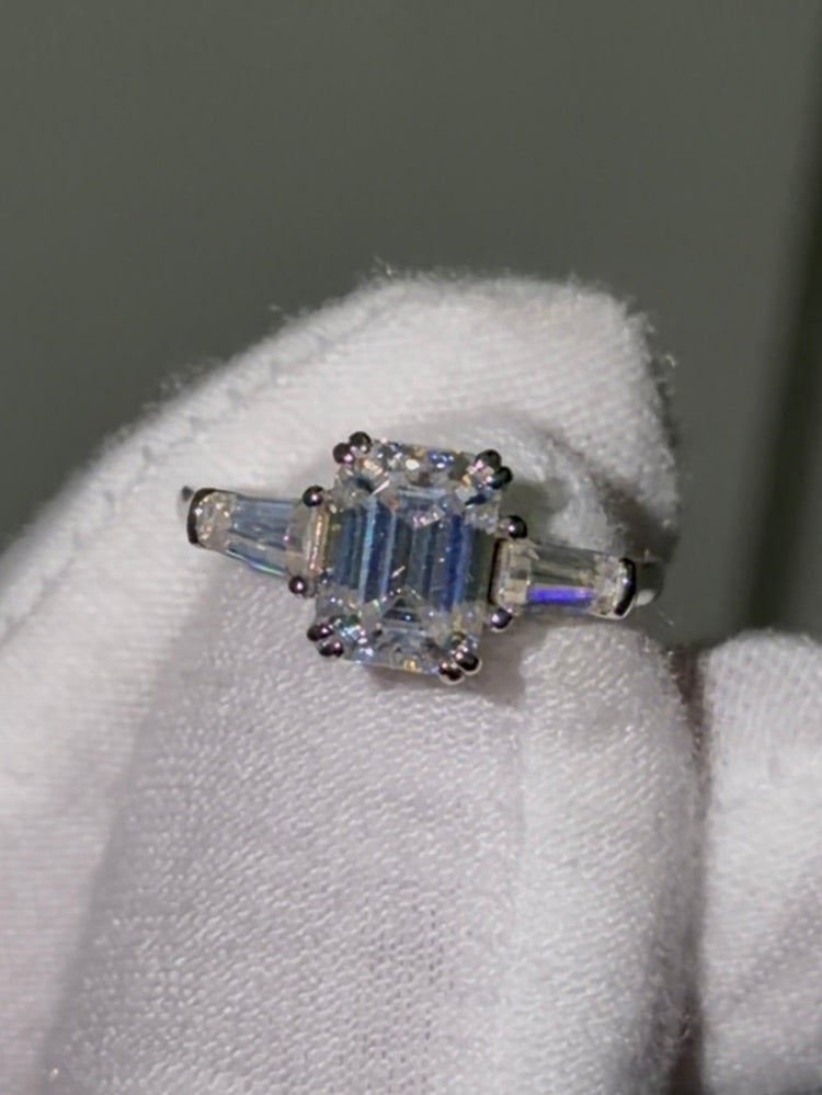 Anillo Corte Esmeralda de 2ct con Baguettes Laterales de Plata con Moissanita