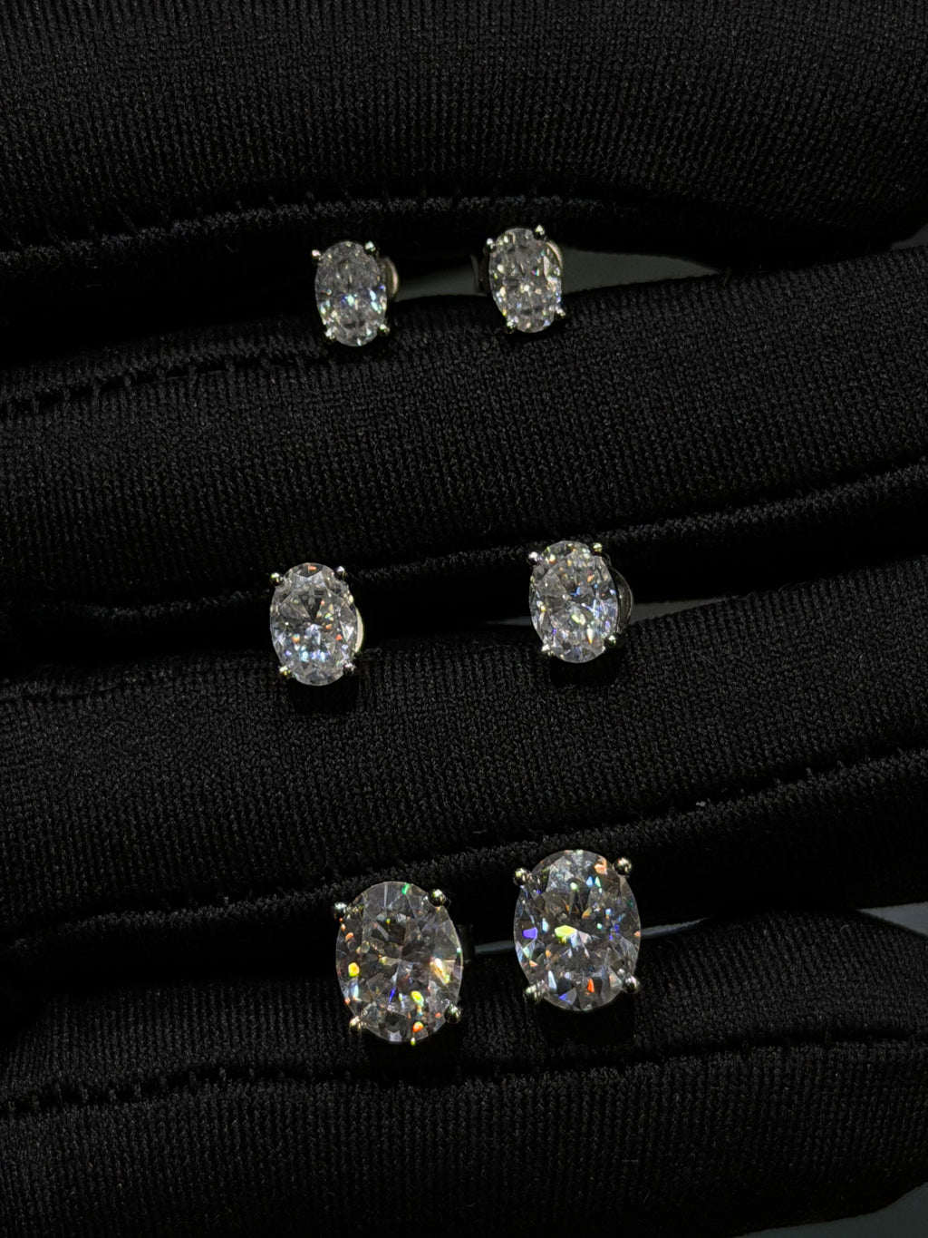 Aretes Solitario de Plata con Moissanita Oval