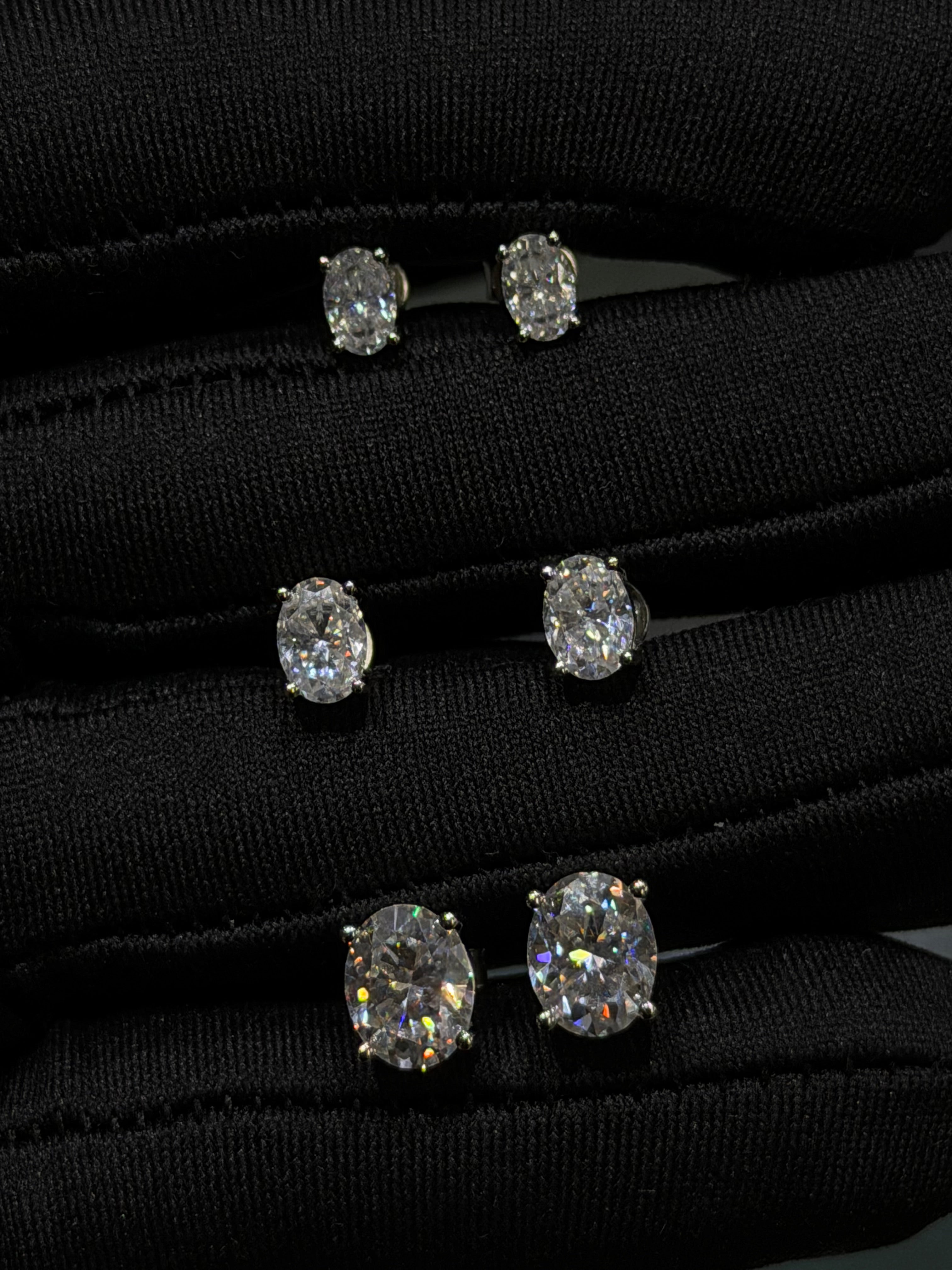 Aretes Solitario de Plata con Moissanita Oval