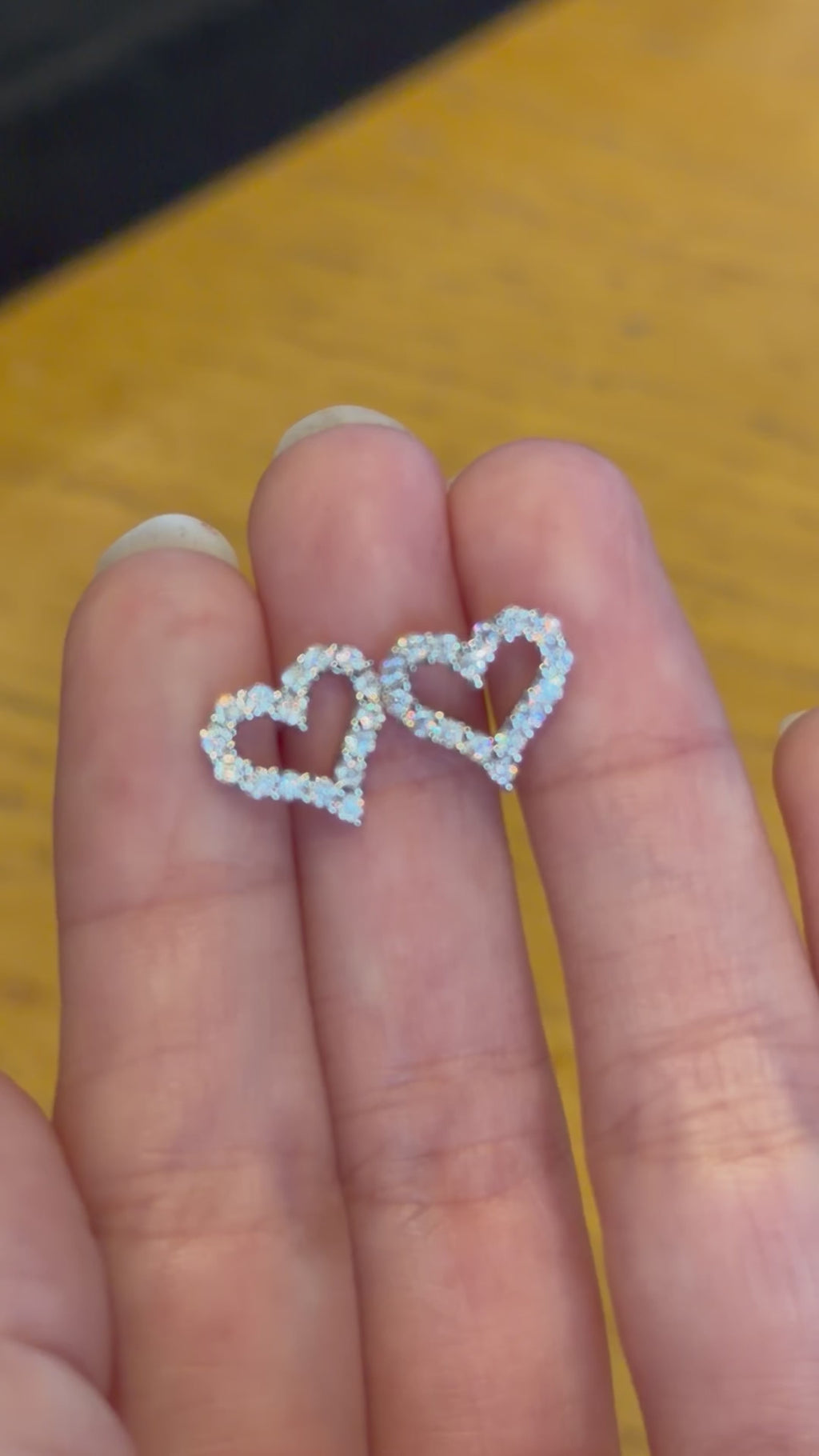 Aretes Silueta Corazón de Plata con Moissanita