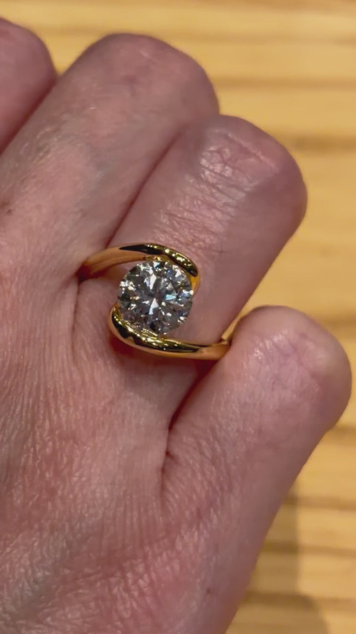 Anillo Solitario Flotante de Plata con Moissanita de 2ct Baño de Oro
