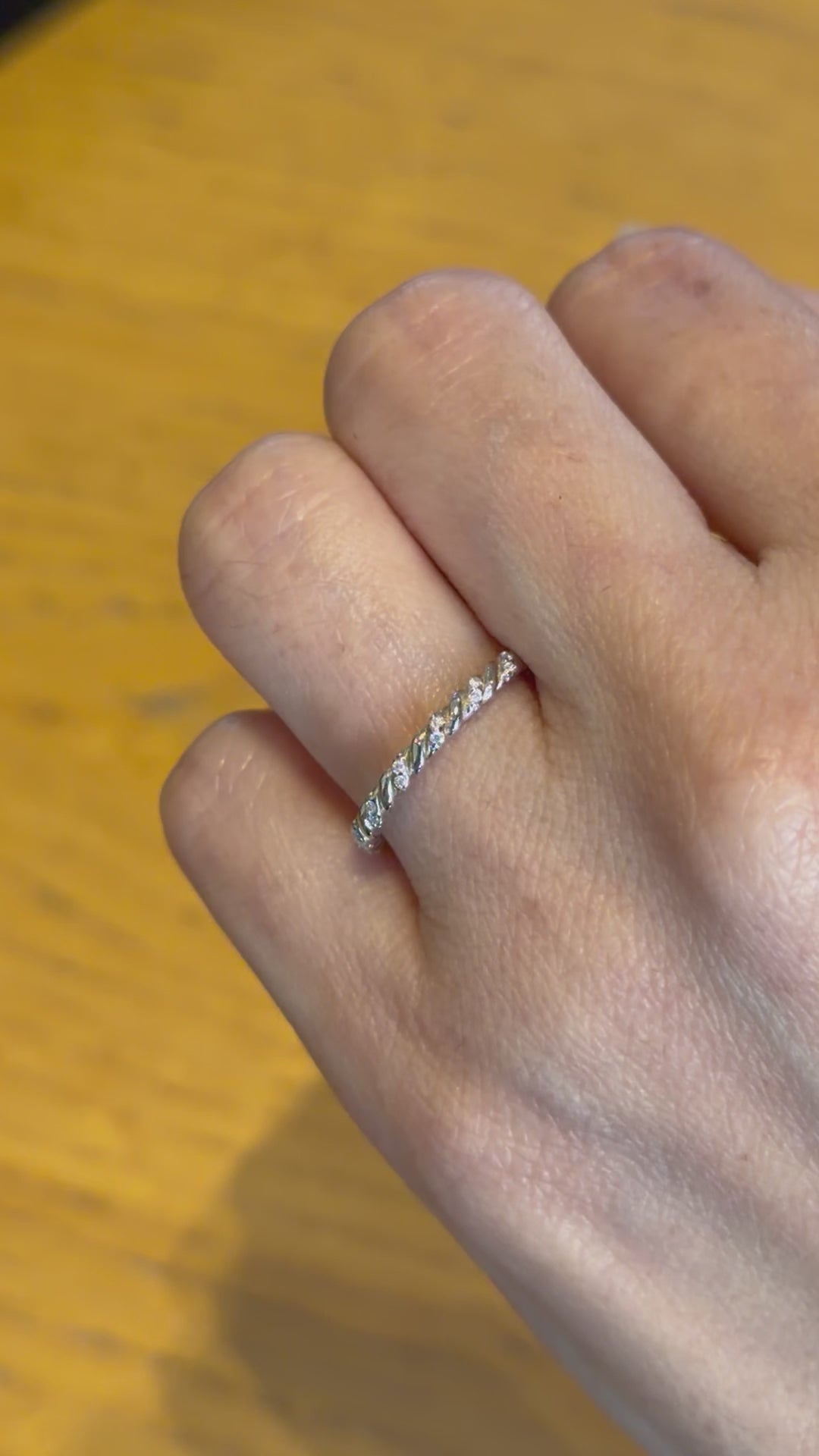Anillo Trenzado 1.7mm de Plata con Moissanita